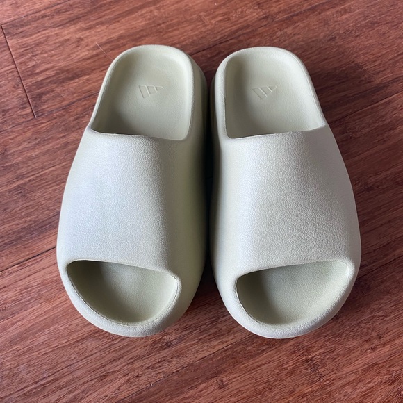 Yeezy Light Green Slides - Picture 2 of 4